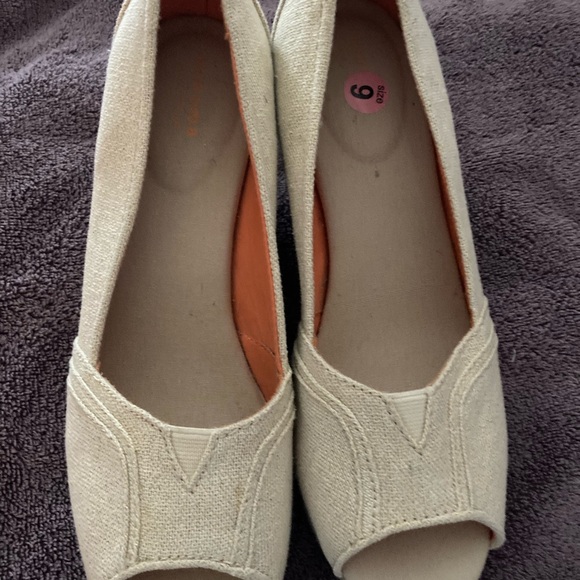 Kohl's Shoes - Kohl's Cream Wedges Stylish and Comfortable Size 9